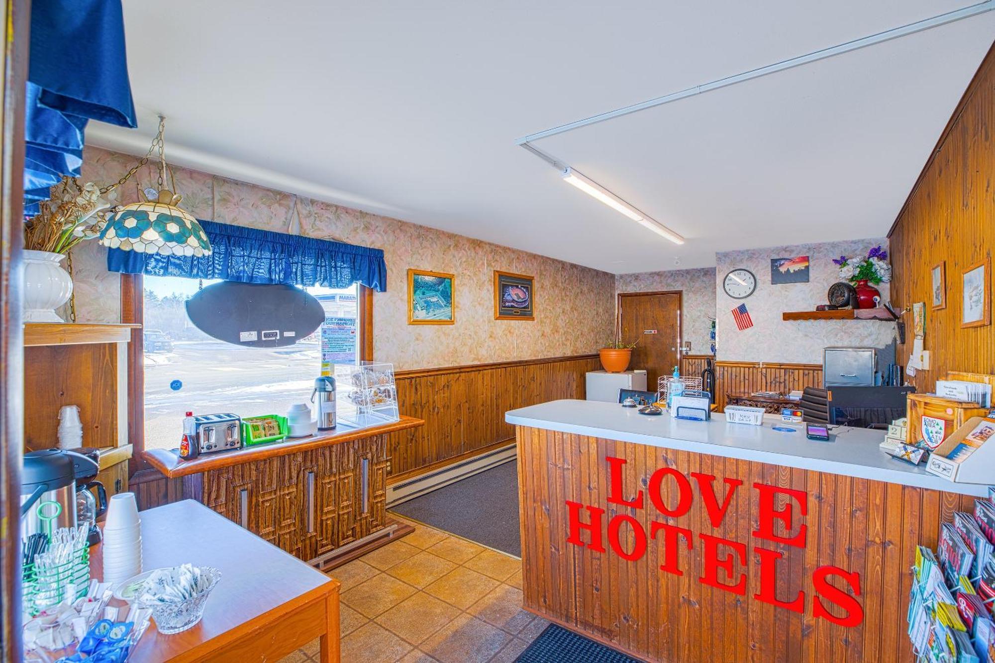 Love Hotels Tomahawk By Oyo At Lake Mohawksin Wi Eksteriør billede