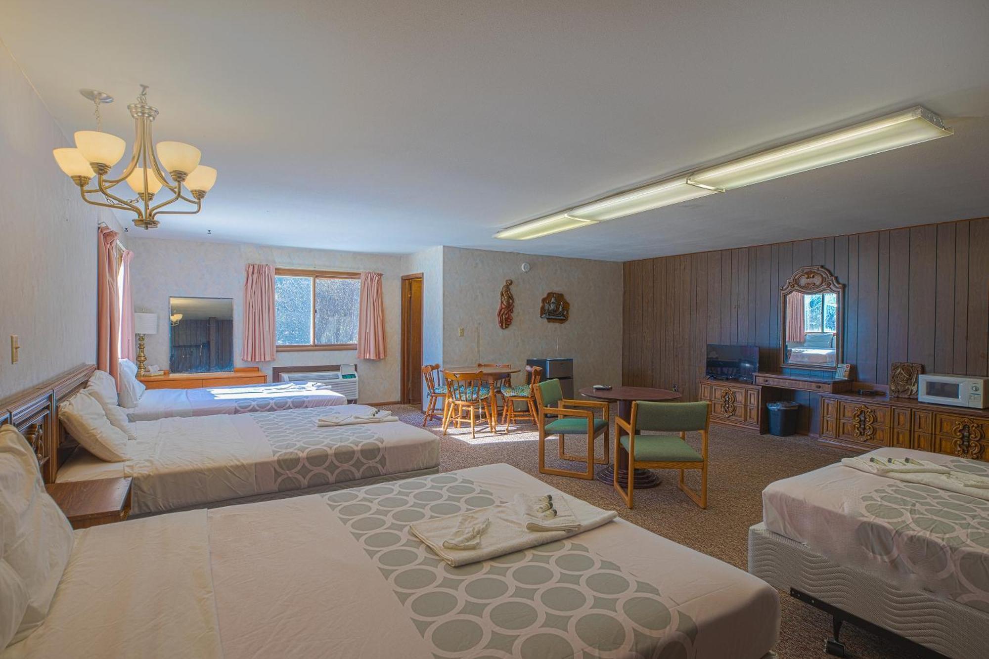 Love Hotels Tomahawk By Oyo At Lake Mohawksin Wi Eksteriør billede