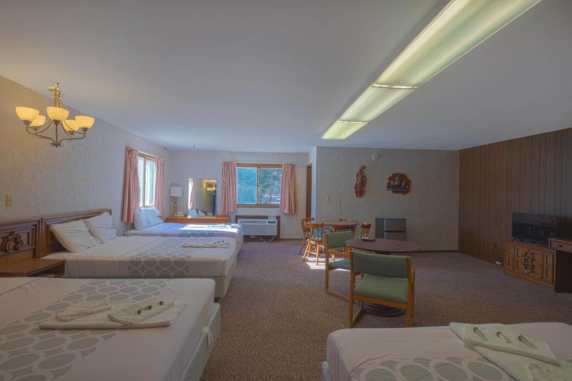 Love Hotels Tomahawk By Oyo At Lake Mohawksin Wi Eksteriør billede