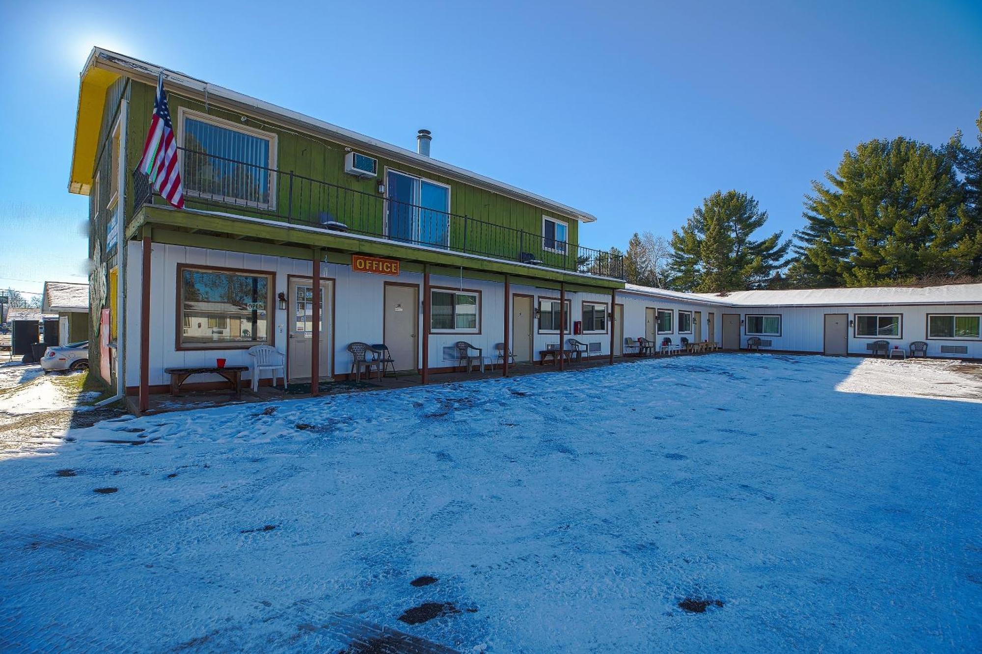 Love Hotels Tomahawk By Oyo At Lake Mohawksin Wi Eksteriør billede